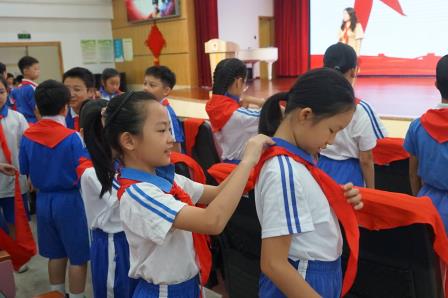 红领巾爱祖国 ——罗湖小学举行庆祝中国少年先锋队建队75周年暨二年级第二批少先队员入队仪式