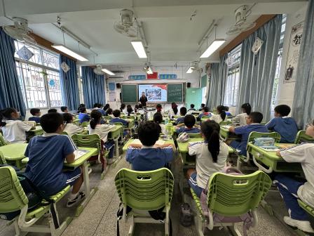 爱国班会燃梦想，青春学子筑未来     ——深圳市笋岗小学同上一节爱国主义教育主题班会课