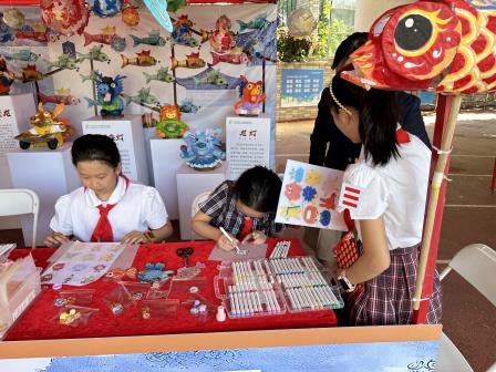 红领巾领航梦飞翔，爱心汇聚谱华章 --深圳市翠竹外国语实验学校开展红领巾义卖活动