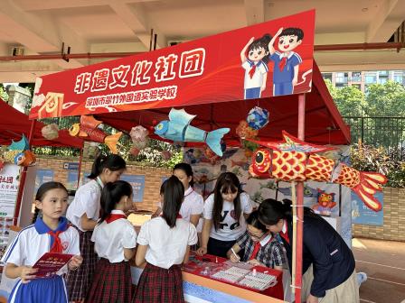 红领巾领航梦飞翔，爱心汇聚谱华章 --深圳市翠竹外国语实验学校开展红领巾义卖活动