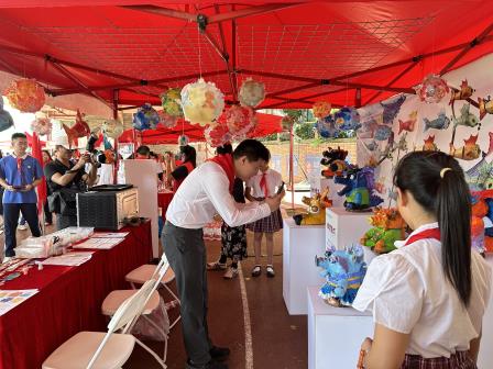 红领巾领航梦飞翔，爱心汇聚谱华章 --深圳市翠竹外国语实验学校开展红领巾义卖活动