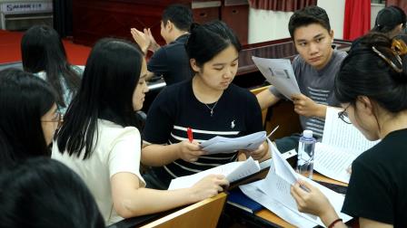 筑基育英启新程，青年教师展风华——罗外初中开展“青年教师成长学院”培训活动
