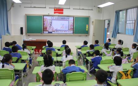致敬邓小平，感悟深圳之变 ——南湖小学开展校长课堂第六讲