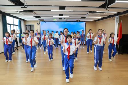 垃圾分类我先行，光盘行动我践行 —— 布心小学开展七色花“绿色花”主题活动暨“世界粮食日”升旗仪式