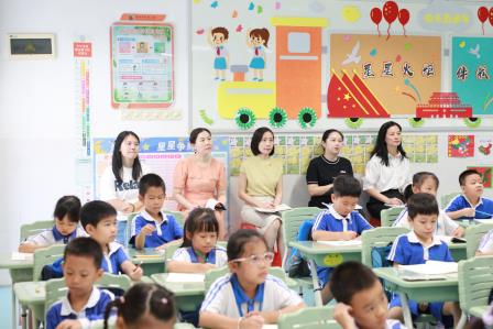 大爱教育显成效，校园环境获好评——罗湖区教育督导室第七责任区督学到红桂小学开展专项督导
