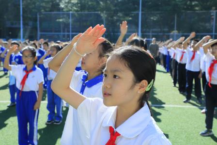 深圳市仙桐实验小学举行庆祝少先队建队 75 周年升旗仪式
