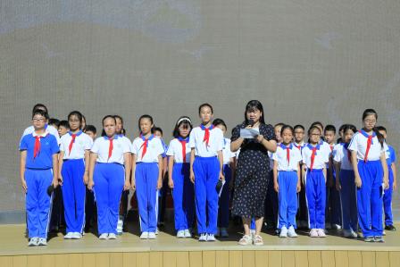 深圳市仙桐实验小学举行庆祝少先队建队 75 周年升旗仪式