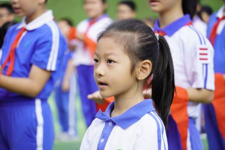 凤光小学举行“红领巾爱祖国”二年级入队仪式