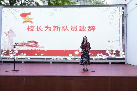凤光小学举行“红领巾爱祖国”二年级入队仪式