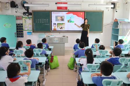 草埔小学开展“同上一节爱国主义主题班会课”活动