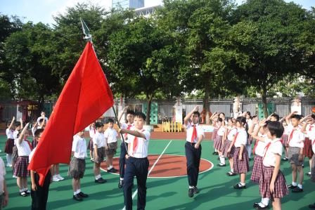 桂园教育集团桂园小学举行庆祝第75个建队日暨新队员入队、五年级队员换巾仪式
