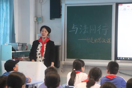 朝阳少年与法同行——行走的法治教育思政课在东晓小学圆满举行