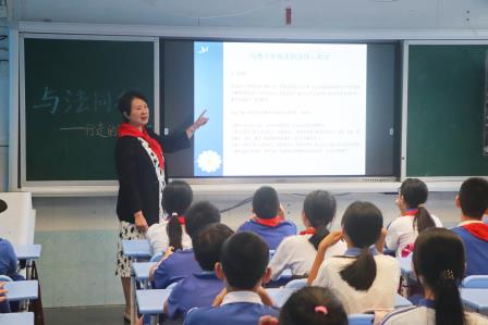 朝阳少年与法同行——行走的法治教育思政课在东晓小学圆满举行