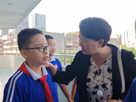 朝阳少年与法同行——行走的法治教育思政课在东晓小学圆满举行