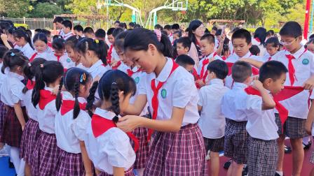 红领巾爱祖国——深圳市翠竹教育集团洪湖小学开展二年级新队员入队暨五年级集体更换红领巾仪式