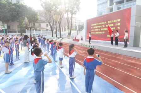 草埔小学举行少先队建队日活动暨二年级学生入队仪式