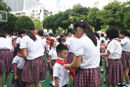桂园教育集团桂园小学举行庆祝第75个建队日暨新队员入队、五年级队员换巾仪式