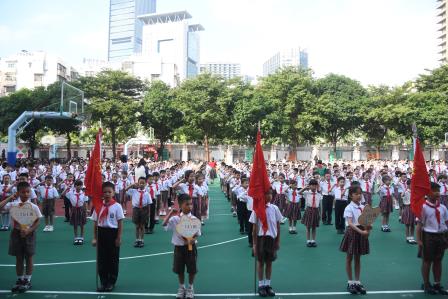 桂园教育集团桂园小学举行庆祝第75个建队日暨新队员入队、五年级队员换巾仪式