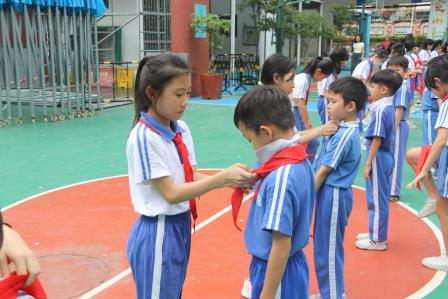 红领巾爱祖国——深圳市人民小学举行二年级入队仪式