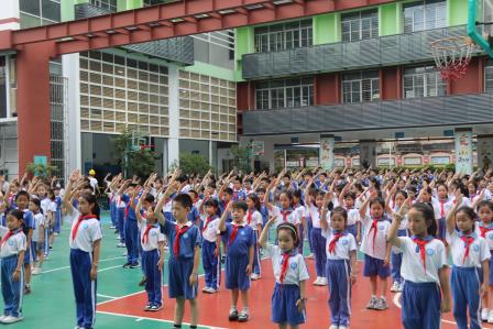 红领巾爱祖国——深圳市人民小学举行二年级入队仪式