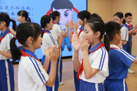 毒品猛如虎 生命贵如花——布心小学开展禁毒主题升旗活动