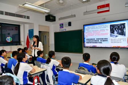 三十三名党员同上一堂思政大课 一千六百学子铸魂改革研学新篇 ——深圳市松泉实验学校党总支开展“书记、校长、党员同上一堂思政课”暨主题党日活动