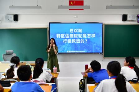三十三名党员同上一堂思政大课 一千六百学子铸魂改革研学新篇 ——深圳市松泉实验学校党总支开展“书记、校长、党员同上一堂思政课”暨主题党日活动