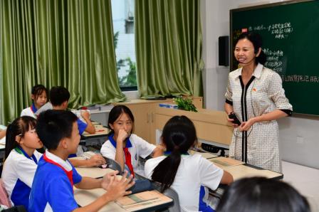 三十三名党员同上一堂思政大课 一千六百学子铸魂改革研学新篇 ——深圳市松泉实验学校党总支开展“书记、校长、党员同上一堂思政课”暨主题党日活动