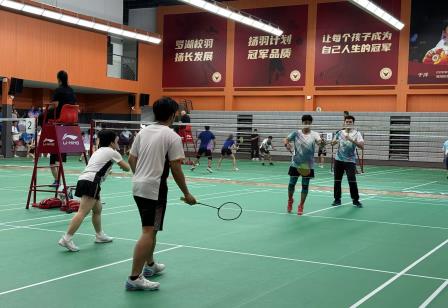 挥拍展风采，共筑教育梦——水田小学参与罗湖区中小学教职工羽毛球团体赛