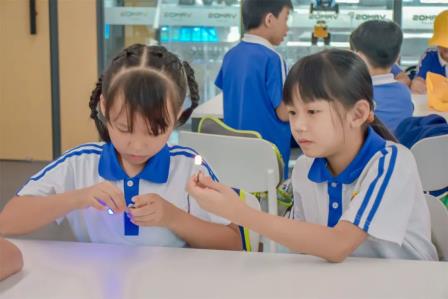 深圳市怡景小学4-6年级开展万思未来馆研学活动