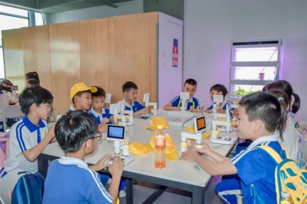 深圳市怡景小学4-6年级开展万思未来馆研学活动