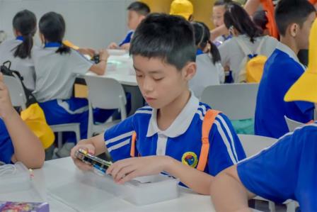 深圳市怡景小学4-6年级开展万思未来馆研学活动