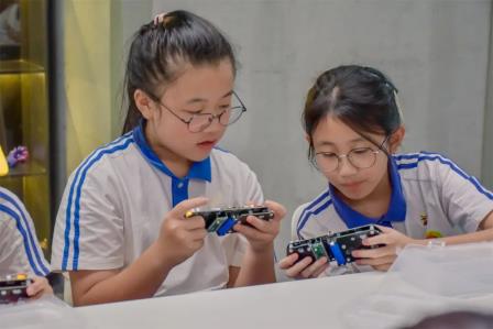 深圳市怡景小学4-6年级开展万思未来馆研学活动