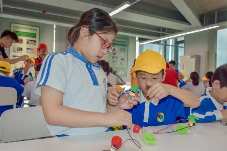 深圳市怡景小学4-6年级开展万思未来馆研学活动