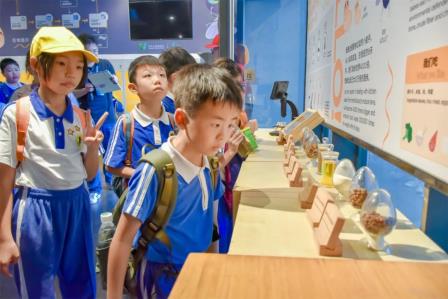 深圳市怡景小学4-6年级开展万思未来馆研学活动