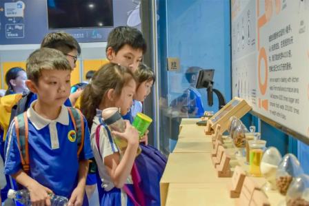 深圳市怡景小学4-6年级开展万思未来馆研学活动