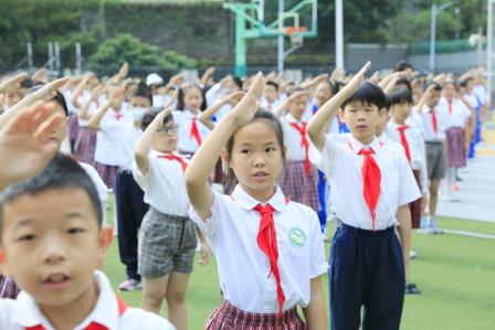 “安静有序大家美”——深圳市仙桐实验小学举行“静少年”主题升旗仪式