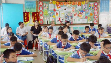 罗湖区教科院教研团队走进深圳市南湖小学开展“百人听千课”活动