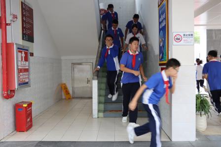 安全记于心，消防践于行——翠园文锦中学消防安全进校园暨消防应急疏散演练活动