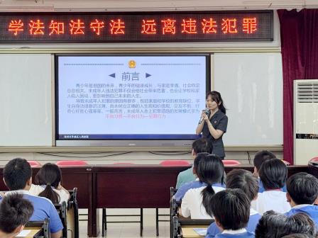 文德学校开展法治教育讲座活动