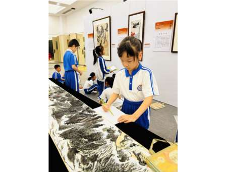 松风有幸丹青绘盛世 泉韵无限翰墨颂华章 ——深圳市松泉实验学校开展“请进来的每周半天实践课程”暨“壮丽江山・时代画卷” 主题绘画展