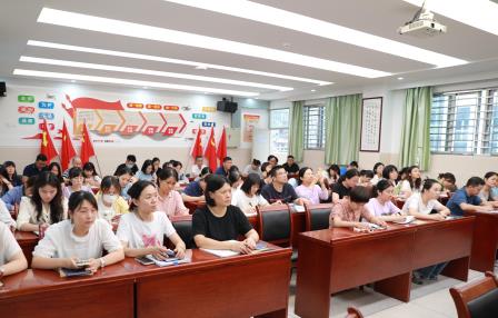 深圳市人民小学举行班主任专项培训暨全体教职工会议