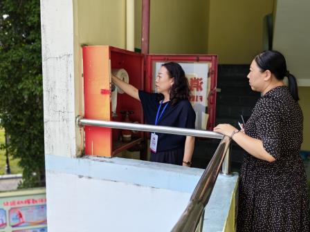 罗湖区第七责任区督学到景园实验小学开展“校园环境建设”专项督导工作