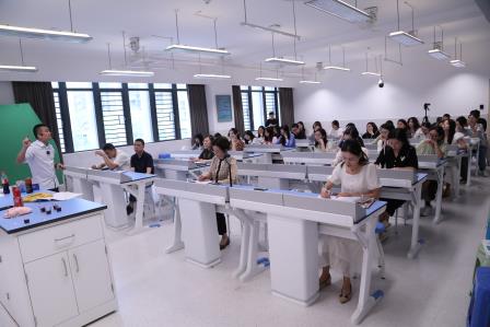  数字化赋能教学    让教育更“智慧”—— 布心中学开展数字化赋能教学主题培训