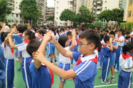 红领巾飘扬，祖国未来在望——深圳市向西小学举行“红领巾爱祖国”少先队入队仪式