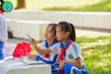 洪湖小学五年级学子探秘公园之美，“读行”课堂绽放创意光彩