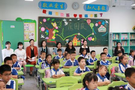 罗湖区教科院专家团队走进深圳市笋岗小学开展“百人听千课”活动