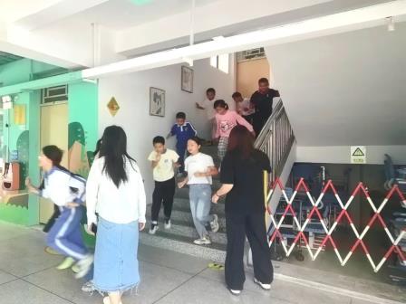 深圳市怡景小学开展防震减灾应急疏散演练