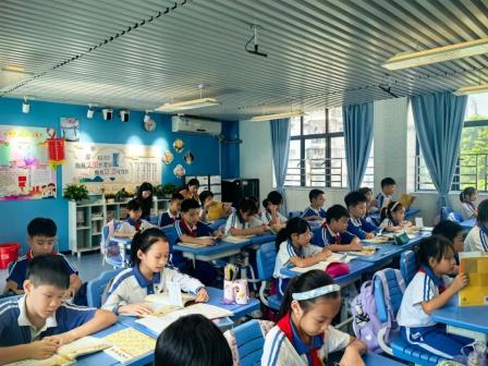 罗湖区第二责任区督学到怡景小学开展“中小学校园环境建设”专项督导工作