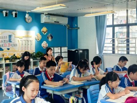 罗湖区第二责任区督学到怡景小学开展“中小学校园环境建设”专项督导工作